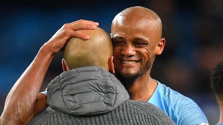 Man City Buat Patung Kompany di Etihad Stadium
