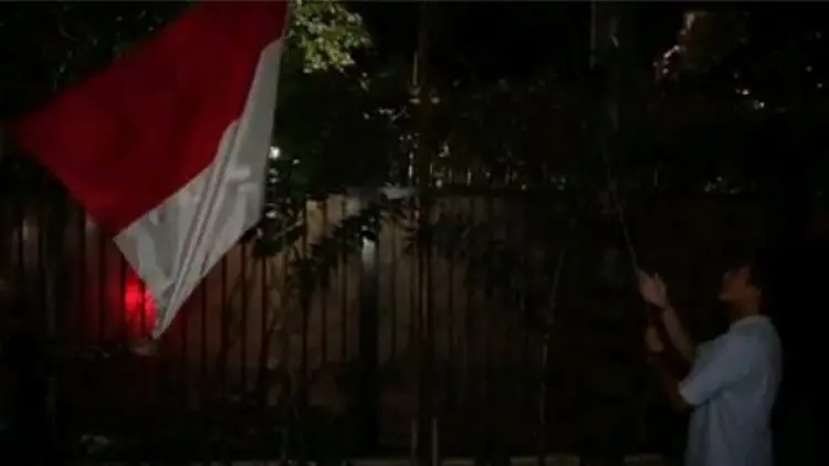 Sandiaga Uno Kibarkan Bendera Setengah Tiang