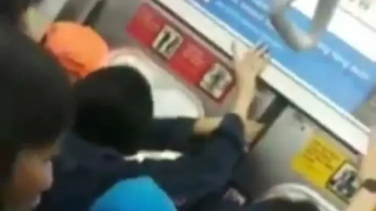 Ngeri, Jari Penumpang KRL Terjepit Pintu dari Stasiun Klender hingga Cakung