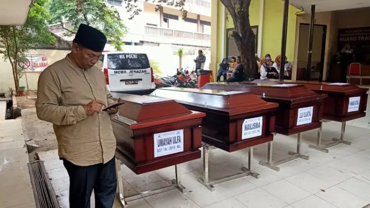 RS Polri Serahkan 4 Jasad Korban Tol Cipularang kepada Keluarga