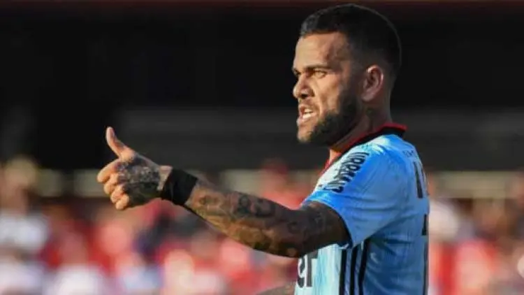 Sebenarnya Alves Bisa Kembali ke Barca atau Juve