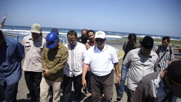 Wagub Jabar TInjau Kondisi TPI Legok Jawa dan Abrasi di Desa Citotok