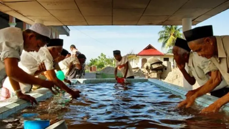 Mengusap Telinga saat Wudu bagi Wanita Berhijab