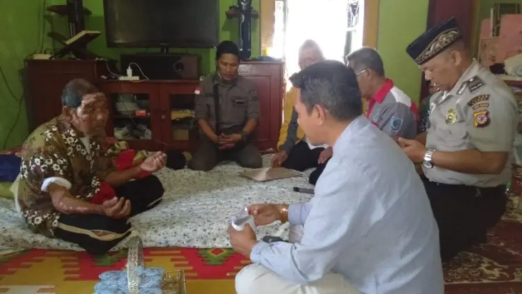 Nyawa Kakek Renta Nyaris Melayang Saat Rumahnya Dilumat Api