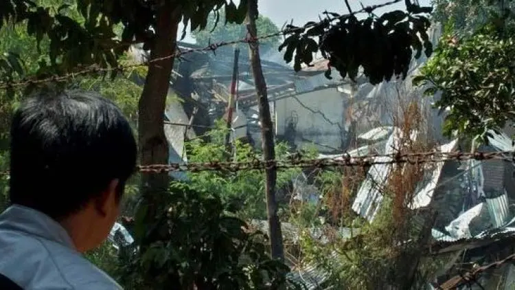 Polisi Perbaiki Rumah Warga Terdampak Ledakan