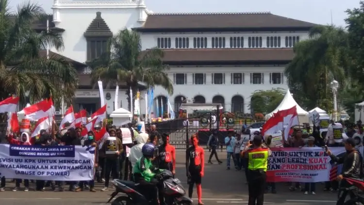 Sekitar 200 Orang Unjuk Rasa Terkait Revisi UU KPK di Gedung Sate