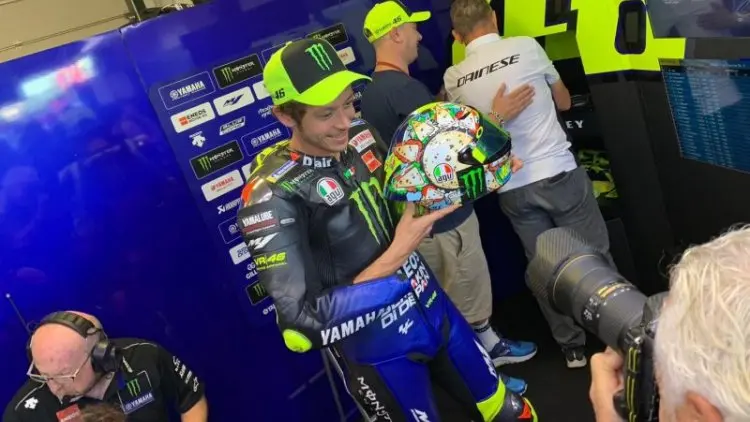 Rossi Pakai Helm dengan Livery Spesial di GP San Marino