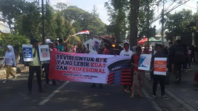 Puluhan Orang Gelar Demo Dukung Revisi UU KPK di CFD Dago 