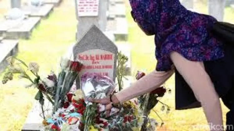 Kata Ilham Peziarah Selfie Depan Makam Habibie