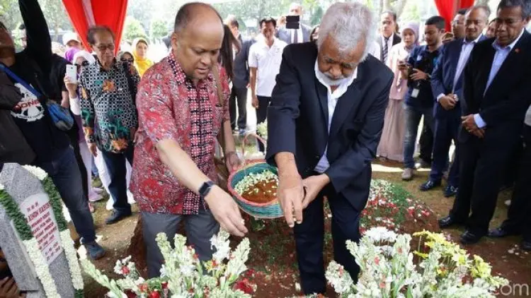 Xanana Bersama Mahasiswa Tiles ke Makam Habibie