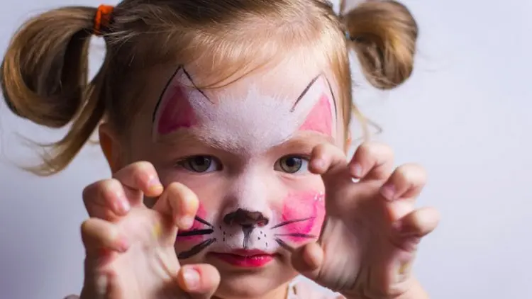Inilah Bahaya Anak Pakai Make-Up Terlalu Dini