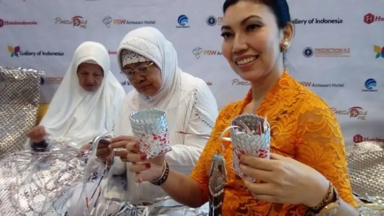 Mey Hasibuan Menjaga Lingkungan Lewat Daur Ulang