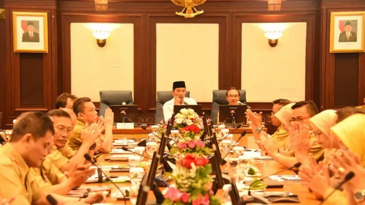 Emil Pimpin Rapat Evaluasi Penyelenggaraan Pemerintahan