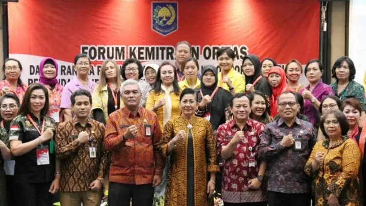Putri Koster Ajak Wanita Maknai Filosofi Sapu Lidi