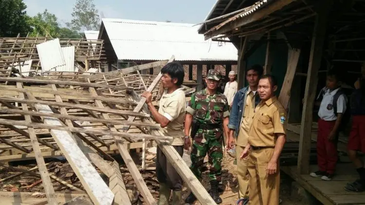 Bangunan Pasar Desa Sukajaya Caringin Ambruk, 7 Orang Cedera