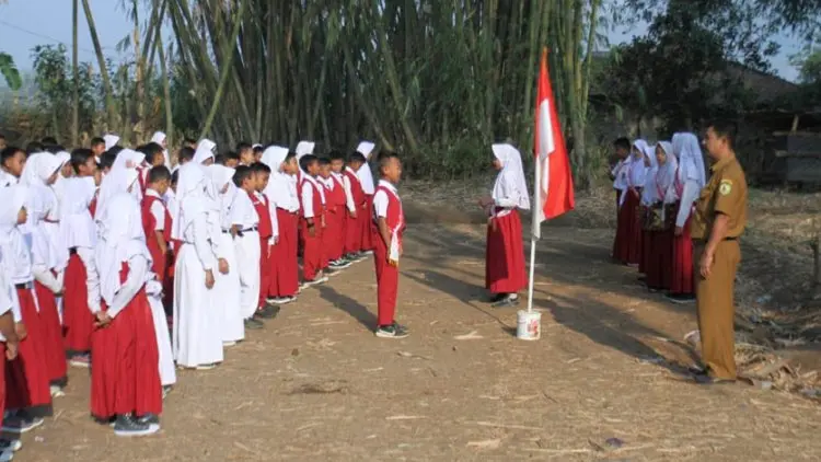 Tak Miliki Lapangan, SDN Tanjung Biru Upacara di Kebun Bambu