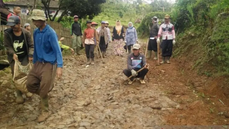 Puluhan Tahun warga Cianjur Berharap Perbaikan Jalan Kabupaten