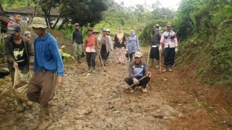 Puluhan Tahun Warga Cianjur Berharap Perbaikan Jalan Kabupaten