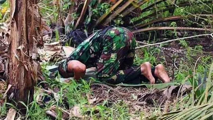 Kisah Prajurit TNI Salat Beralas Daun Saat Padakan Karhutla