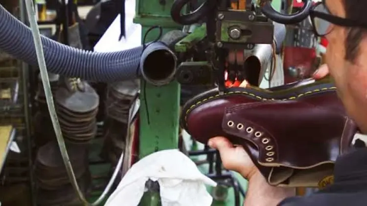 Seperti Apa Proses Pembuatan Sepatu Dr Martens?