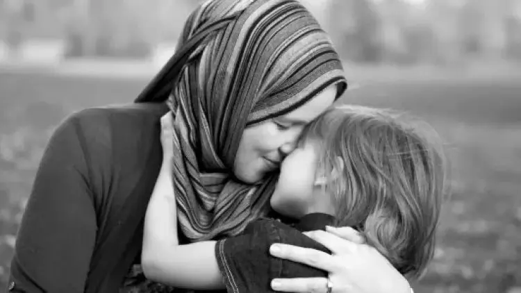 Batasan Aurat Seorang Ibu di Depan Anaknya