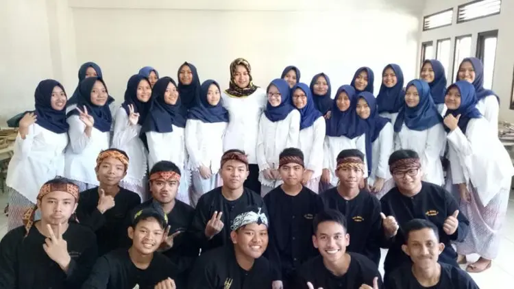 Ekskul Angklung SMKN 13 Bandung, Media Refreshing bagi Siswa 