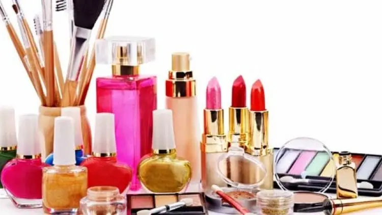 Perempuan Berburu Kosmetik Saat Belanja Online