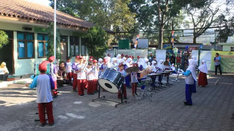 SDIT Al-Irsyad Kenalkan Siswa pada Alat Musik Drumband 