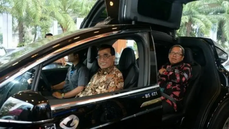 Menhub Minta UGM Cari Solusi Limbah Mobil Listrik