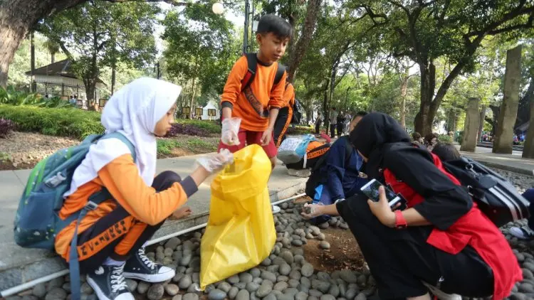 Ratusan Siswa SD Ikut Beresih Bandung