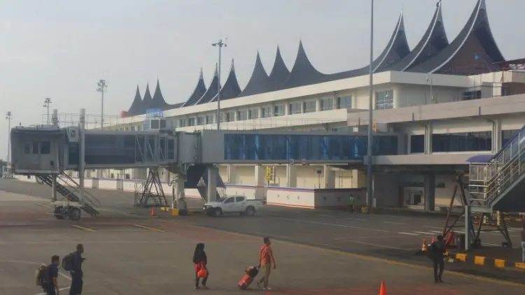 Jarak Pandang di Bandara Minangkabau Hanya Dua Kilometer