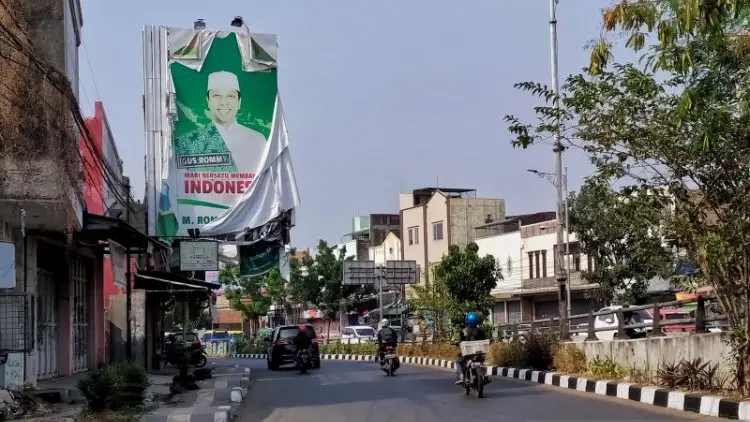 Baliho Romahurmuziy Masih Terpampang di Bandung