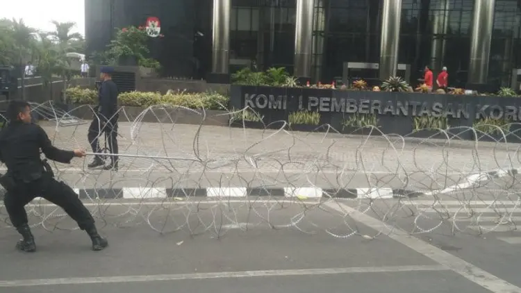 Polisi Pasang Kawat Berduri di Depan Gedung KPK