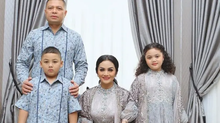 Krisdayanti Rela Tunggu Diskon Demi Furnitur Mewah