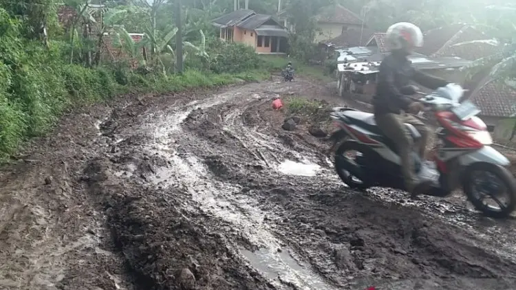 Ribuan Warga Dua Desa di Cianjur Berharap Perbaikan Jalan