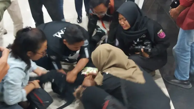 Aksi Berujung Darah di Gedung sang Wakil Rakyat