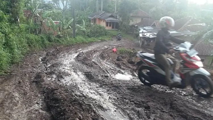 Ribuan Warga Dua Desa di Cianjur Berharap Perbaikan Jalan