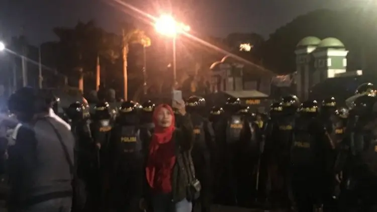 Ibu Ini Tak Takut Berada di Tengah Demonstrasi, Malah Selfie