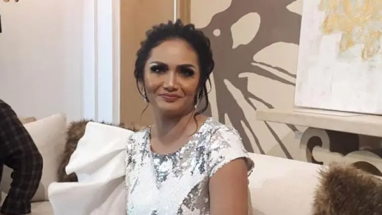 Ternyata, Krisdayanti Rela Tunggu Diskon untuk Furniture Murah