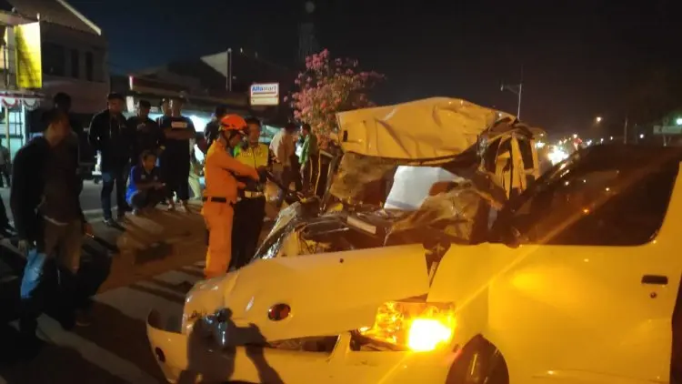  Grandmax Tabrak Truk di Rancaekek, 1 Orang Tewas 
