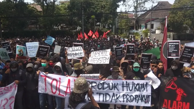 Foto: RIBUAN MASSA KEMBALI KEPUNG DPRD JABAR