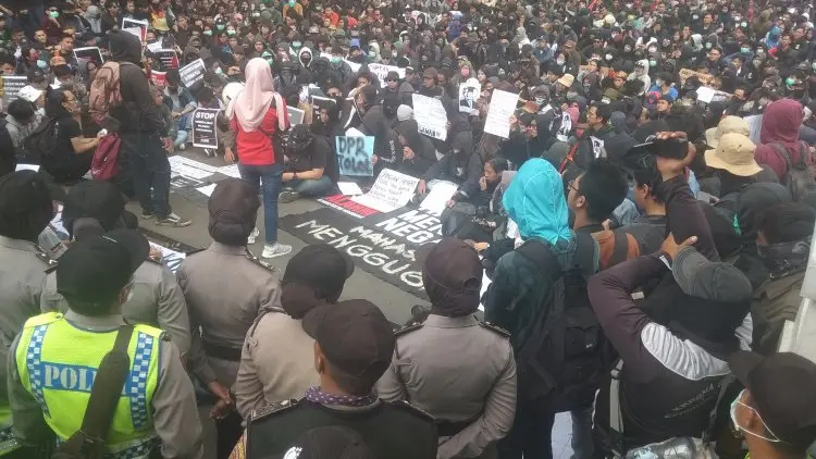 Massa Menyemut di Gedung DPRD Jabar, Ratusan Polisi Siaga