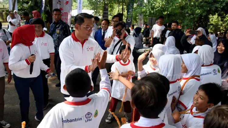 Ridwan Kamil Jajal Permainan Tradisional Sunda bersama Anak Sekolah