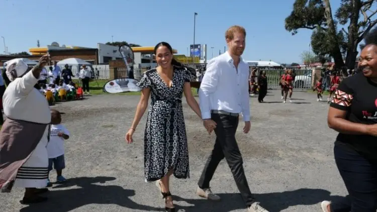 Meghan Markle Kenakan Gaun Rp120 Ribuan ke Afrika