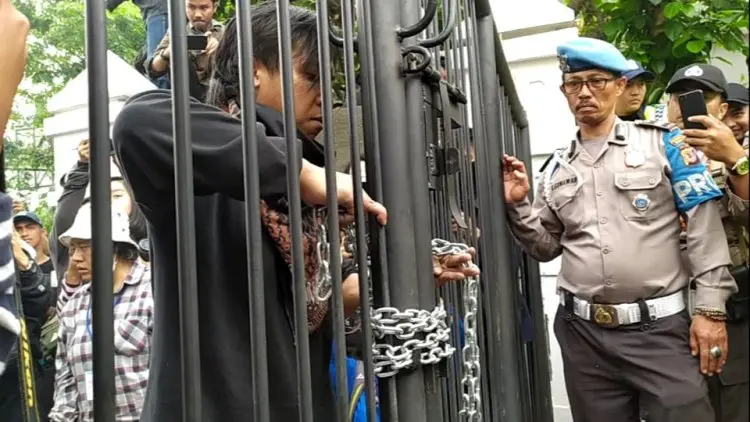 Kecewa Terhadap Wakilnya, Massa Aksi Segel Gedung DPRD Jabar
