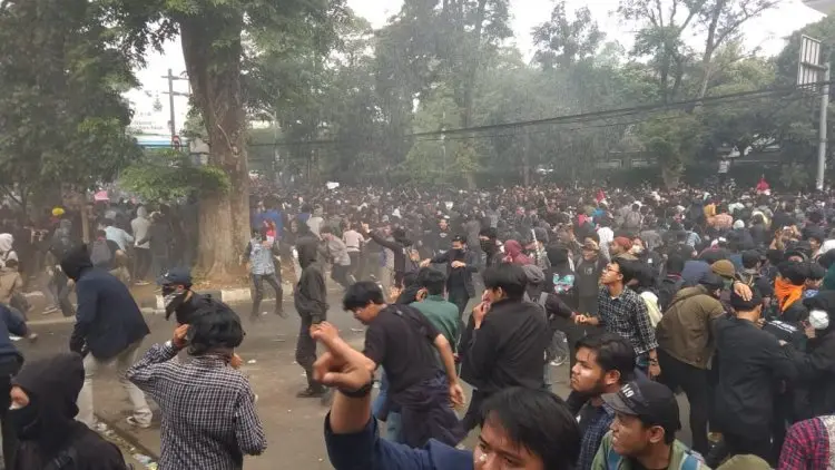 Foto: Bentrok Massa dengan Polisi di Depan Gedung DPRD Jabar