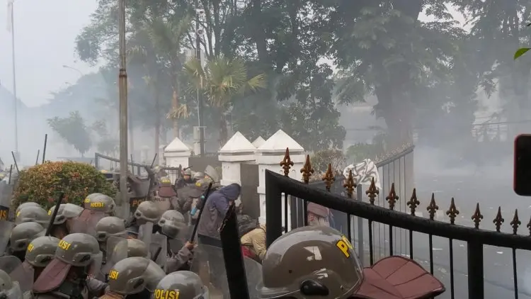 Situasi di Depan Gedung DPRD Jabar Kian Mencekam