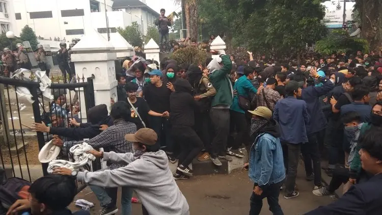 Foto: Lagi, Rusuh di DPRD Jabar