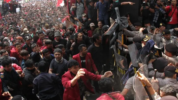 Demo di Malang Ricuh, Polisi dan Wartawan Luka