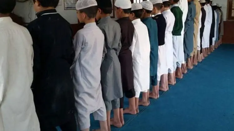 Yuk Rapatkan Mata Kaki Saat Salat Berjemaah!